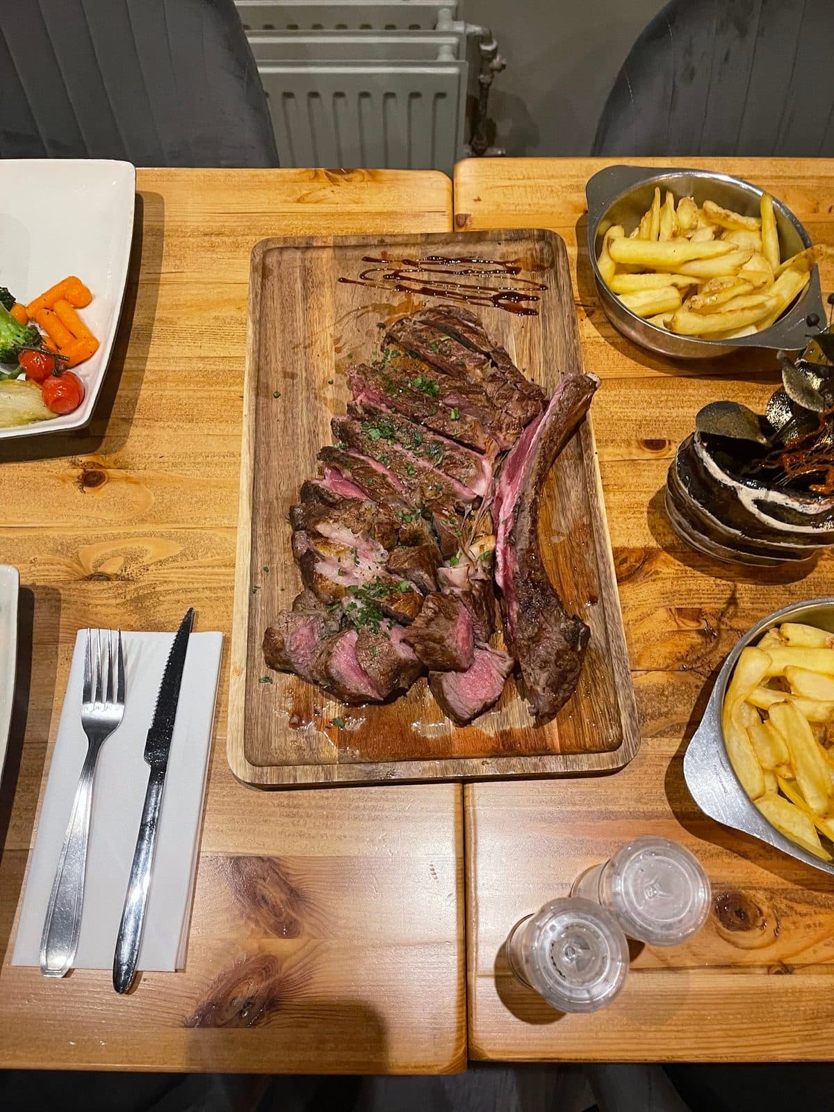 Côte à l'os op een plank met friet