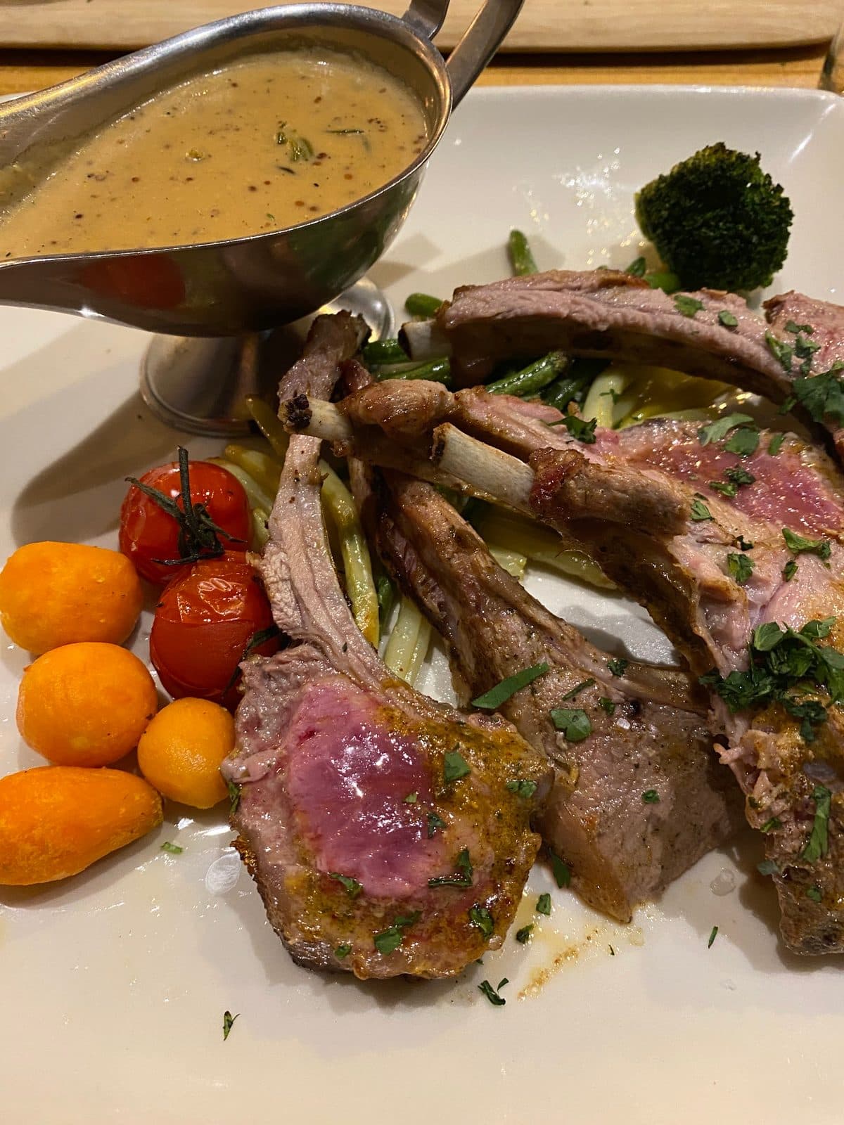 Lamskroon met groenten en saus