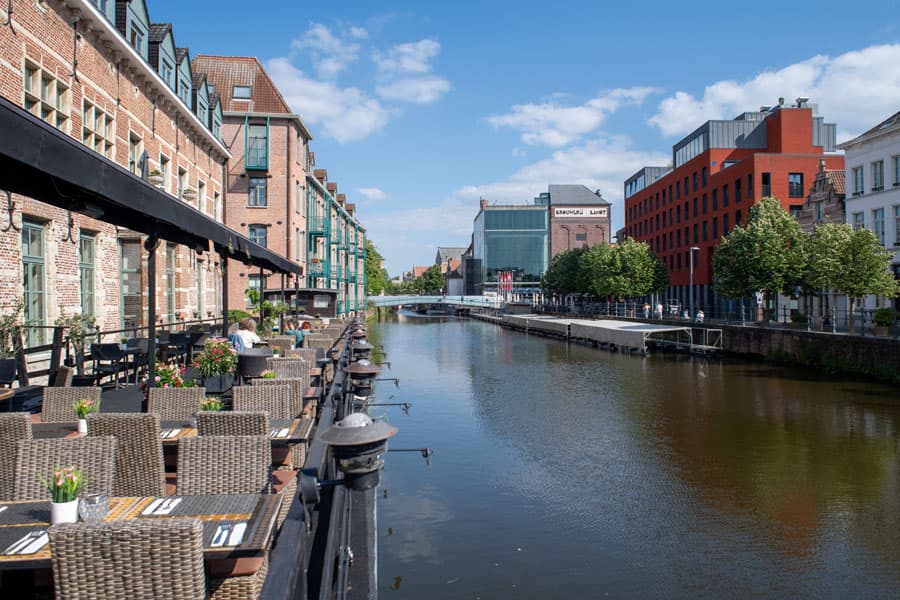 Het lange terras op de boot langs de Dijle